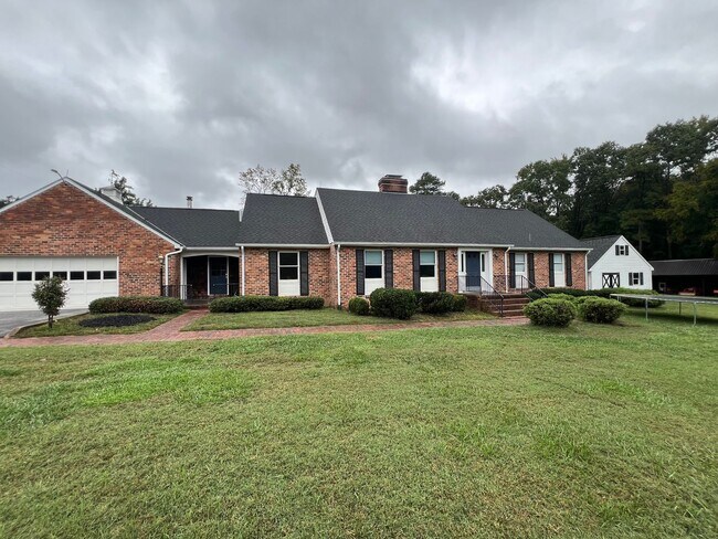 Foto del edificio - 7356 Woodville Ln