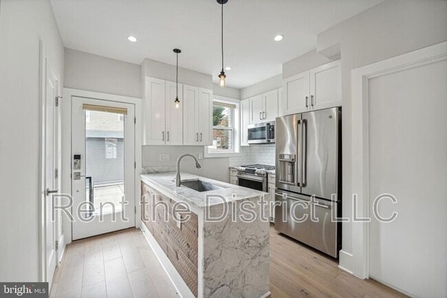 Building Photo - 608 Roxboro Pl NW