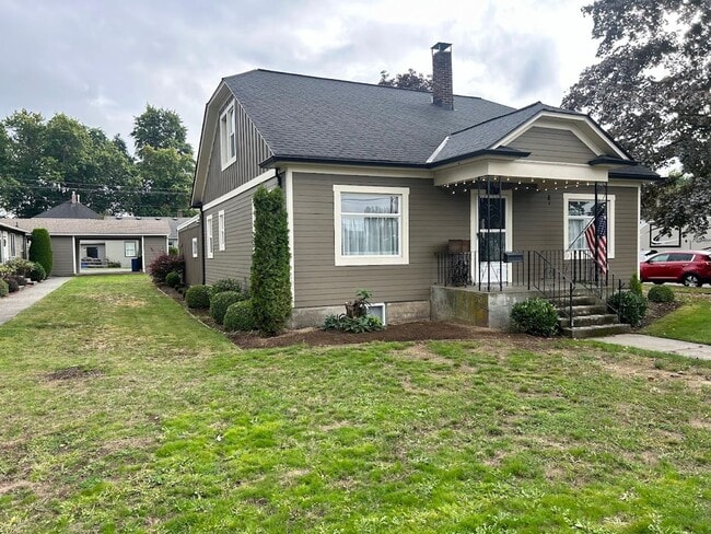 Building Photo - Three Bedroom House for Rent With a Garage...