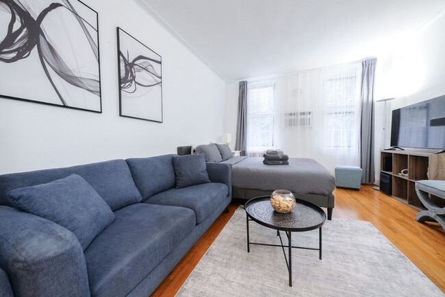 Building Photo - 1422 2nd Ave