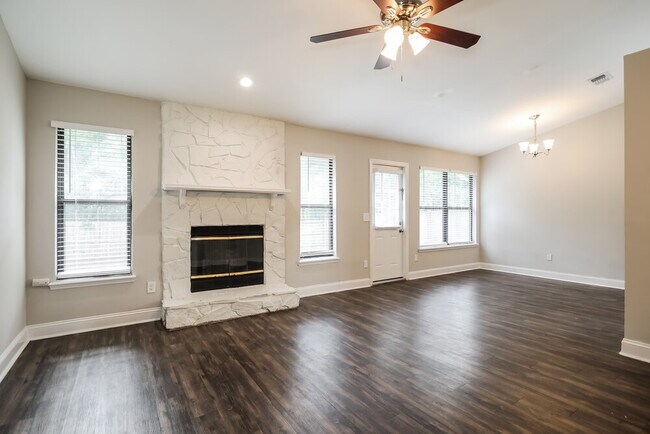 Foto del edificio - 7843 Collins Ridge Blvd E