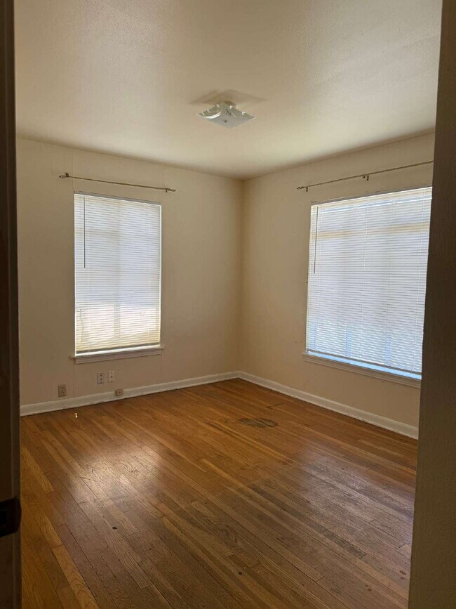 Building Photo - Beautiful Three Bed /2 Bath Home Close to ...