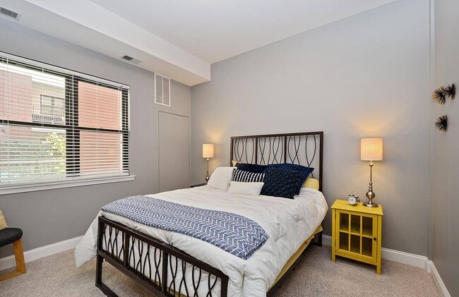 Foto del edificio - 1910 S Indiana Ave