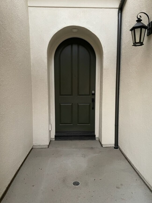 Building Photo - Three bedroom home in Irvine