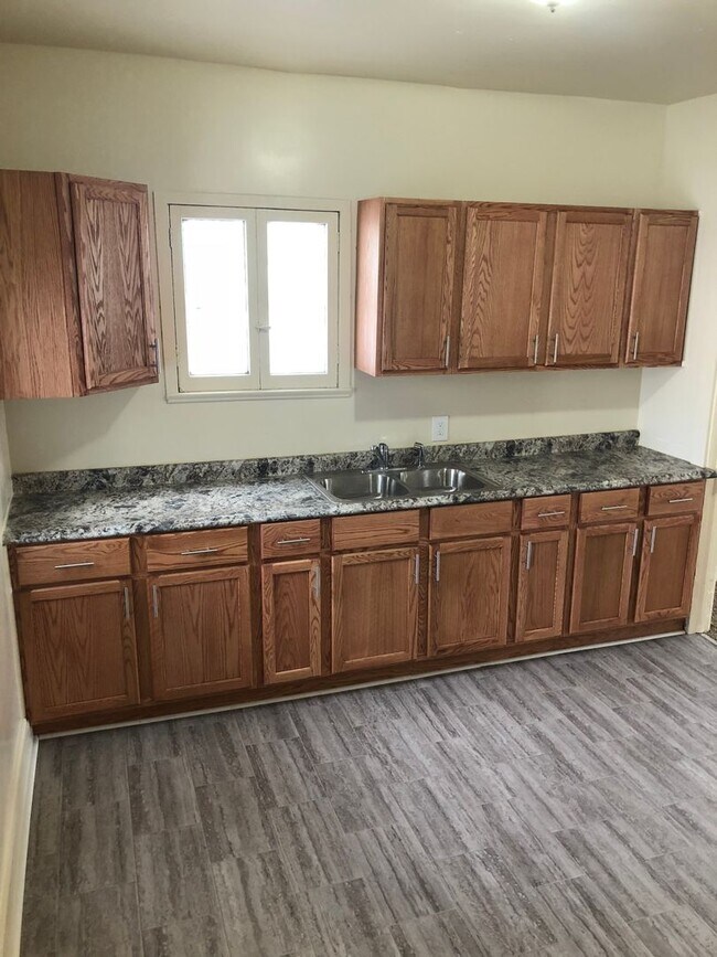 Building Photo - Experience Comfort and Convenience in Old ...