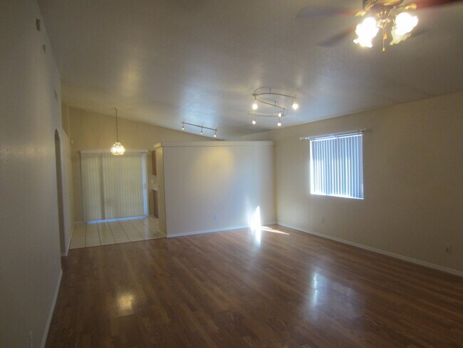 Foto del edificio - 4 Bedrooms & 2 Baths with Big Back Yard an...