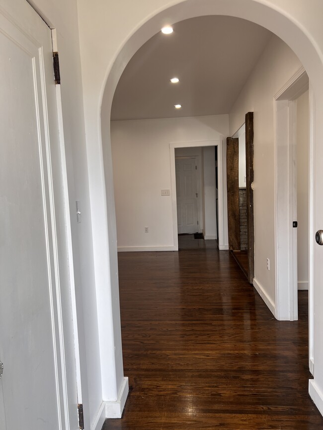 Entryway view - 433 N Cypress St