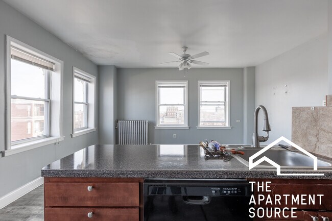 Foto del edificio - Free heat and gas for this Rogers Park one...