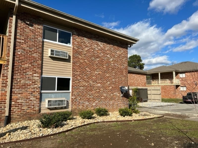 Primary Photo - 1563 Wales Ave