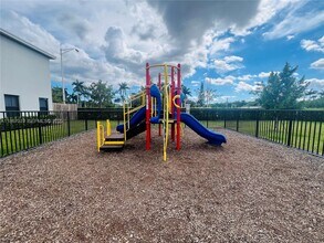 Building Photo - 413 NE 1st Ave