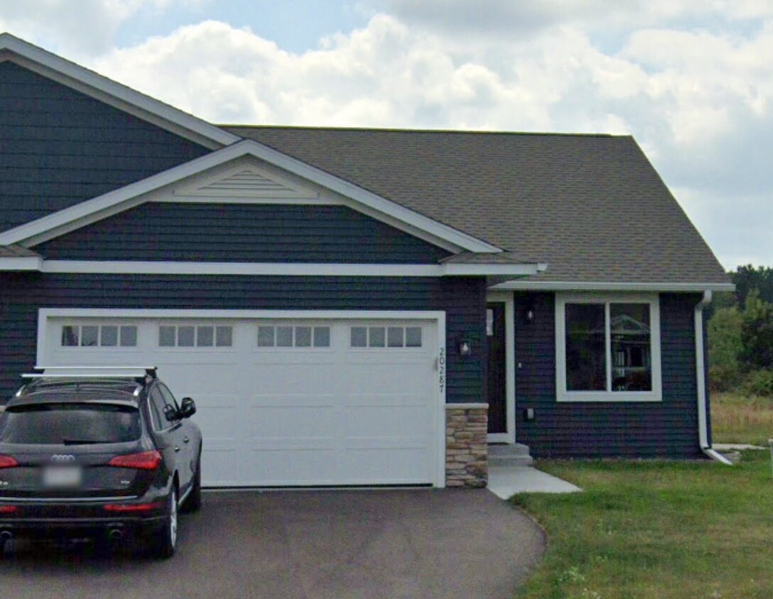 Foto principal - 20287 62nd Ave