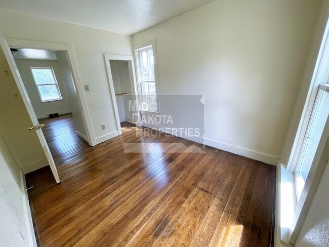 Building Photo - 213 E 11th- 1 bedroom house