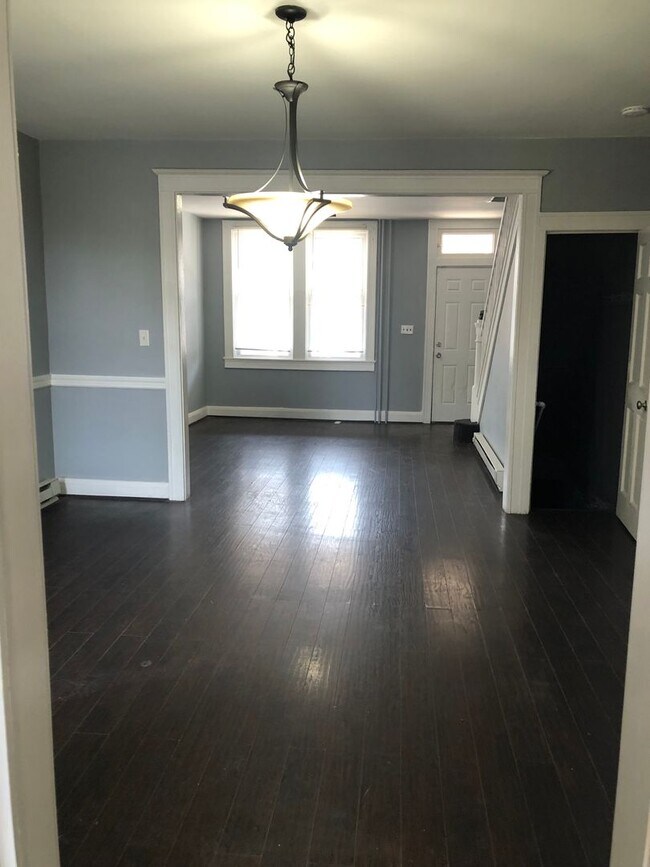 Building Photo - Discover this well-maintained 3-bedroom, 2-bath home in Baltimore, MD,