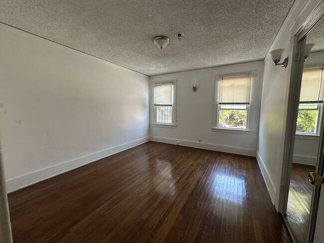 dormitorio de tamaño completo n.° 1 - 120 N Berendo St