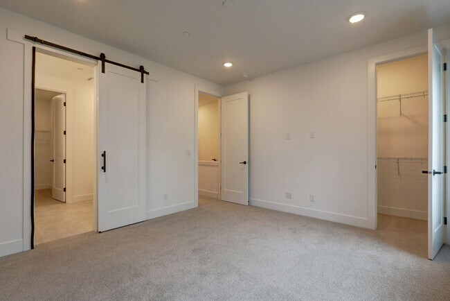 Foto del edificio - Live Where Style Meets Convenience – 2BR Townhome + Garage