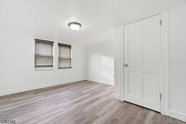 Foto del edificio - 156 Shepard Ave