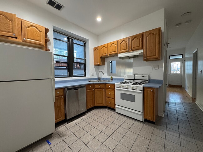 Building Photo - 817 N Hoyne Ave