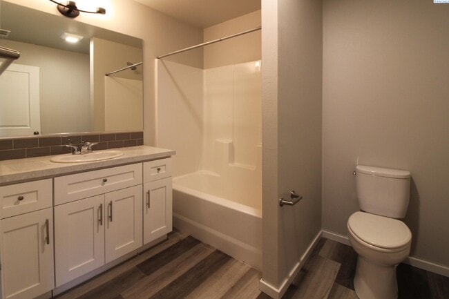 Building Photo - 3 Bed/1 Bath House in East Kennewick