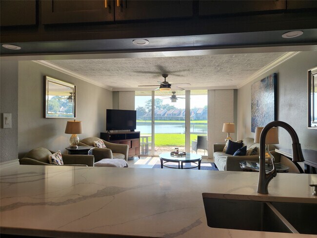 Foto del edificio - 12600 Melville Dr