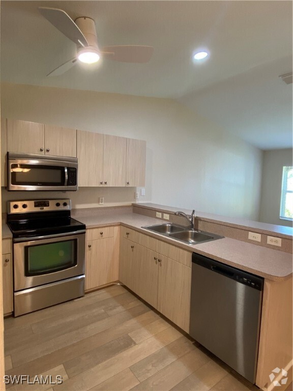 Building Photo - 4025 SW 8th Pl