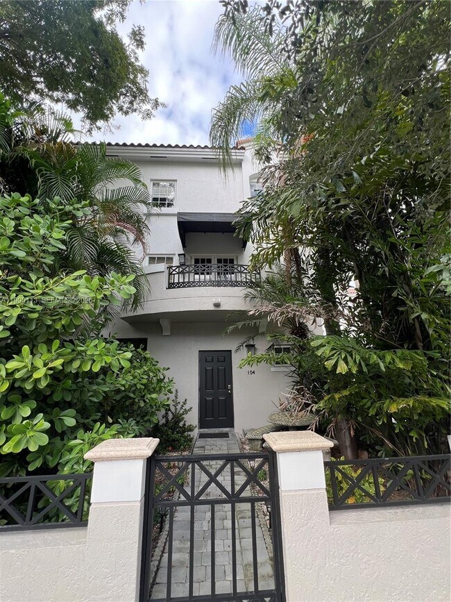 Foto del edificio - Navarre Avenue, Coral Gables, FL 33134 - 3 BR 2.5 BA condo