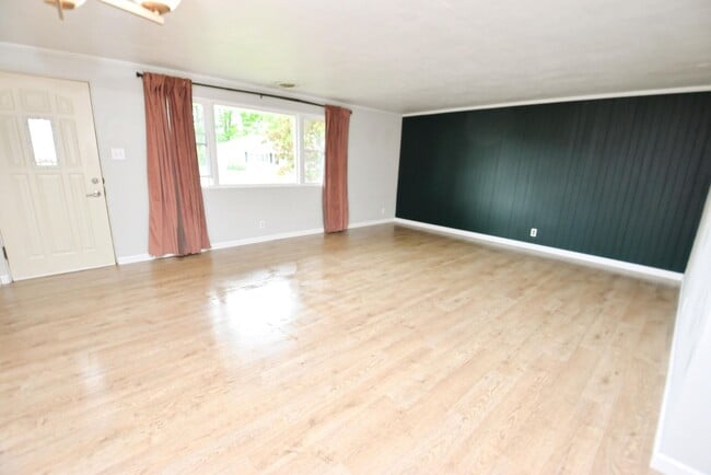 Building Photo - 124 N Holiday Dr