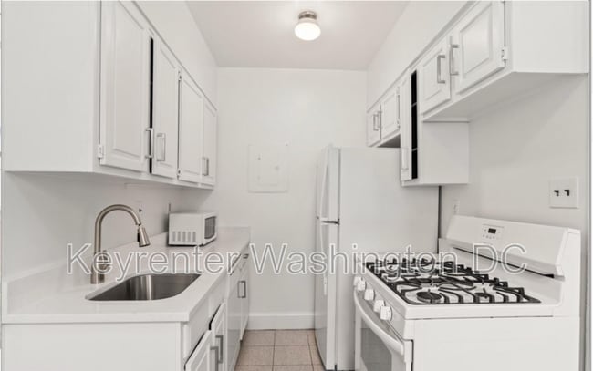 Foto del edificio - 4491 MacArthur Blvd NW