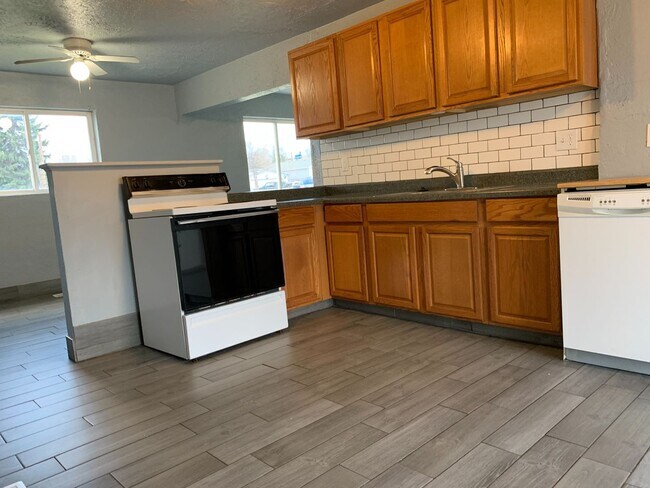 Building Photo - 4 Bedroom/2 Bathroom Home in Kearns