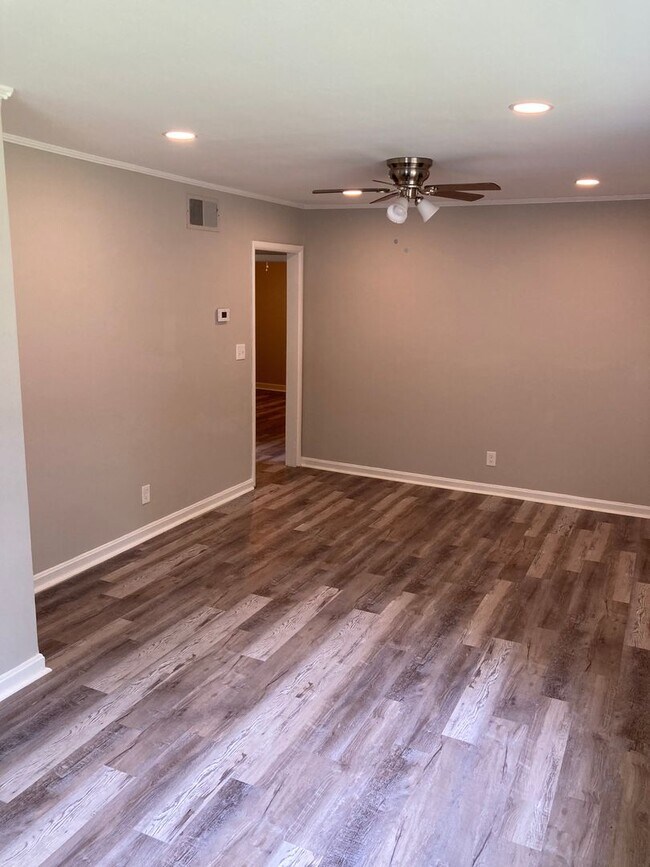 Building Photo - Updated 2/1 House in Garden Lakes- $1,150
