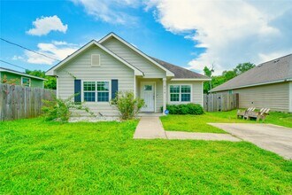 Building Photo - 319 Dreamland Ave