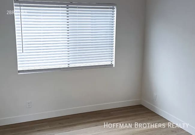 Building Photo - 3910 E 11th St