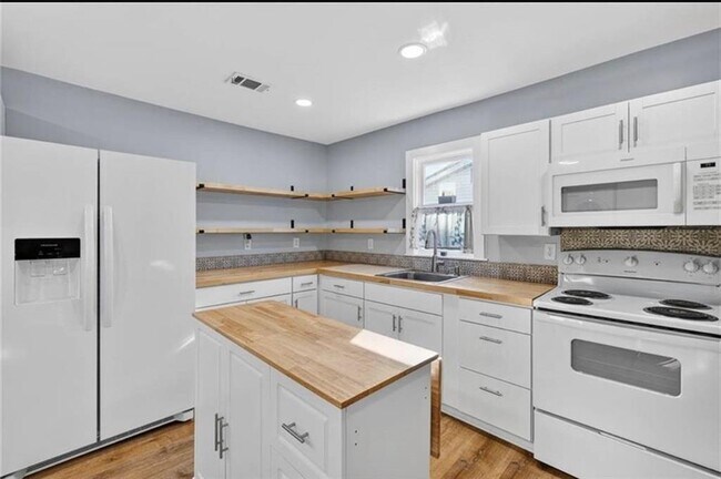 Foto del edificio - 2329 Reynolds St