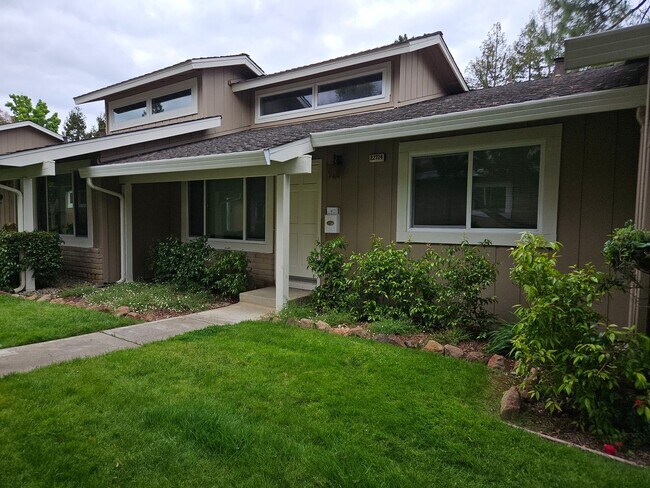 Foto del edificio - Renovated 2/2 Condo - Cupertino Schools - 2 Car Garage!