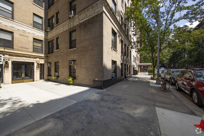 Building Photo - 145 W 71st St