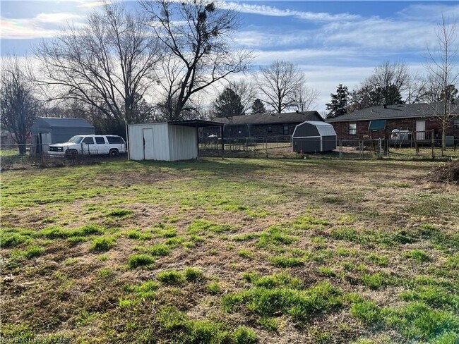 Foto del edificio - House: 3 Bed, 1.5 Bath, 1 Car Carport.