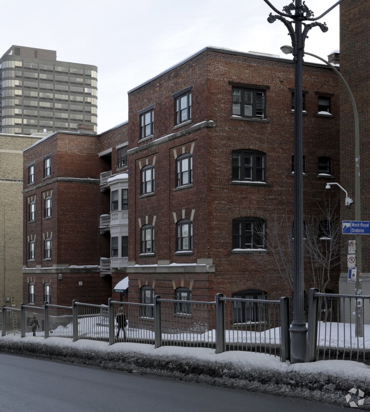 Building Photo - 456 des Pins