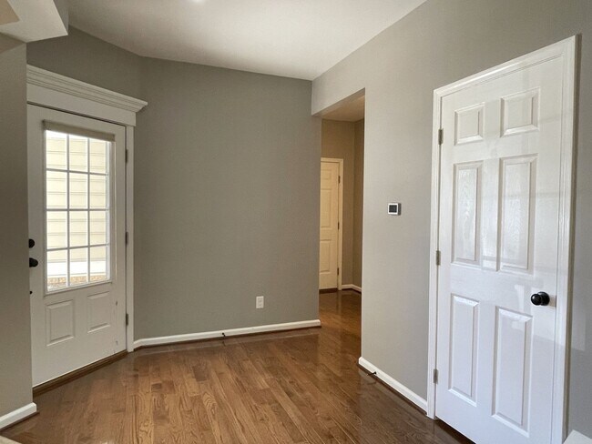 Building Photo - Spectacular 4 Bed 3.5 Bath Townhouse In Br...