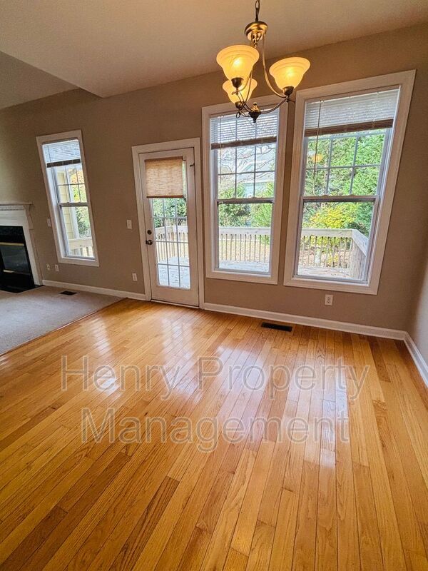 Foto del edificio - 404 Acorn Falls Ct