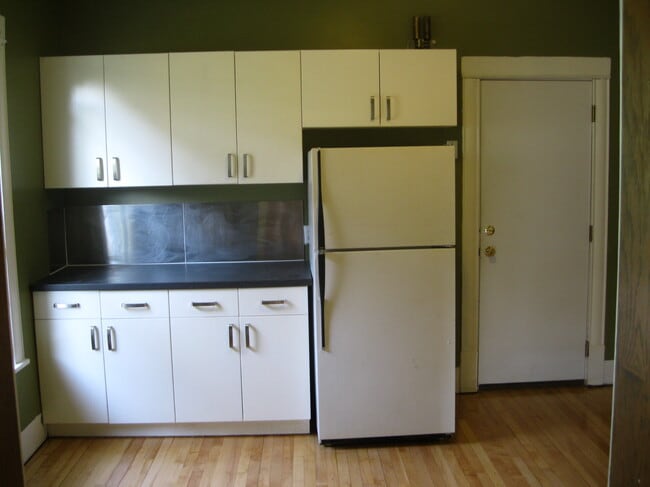 Building Photo - 2516 Harriet Ave