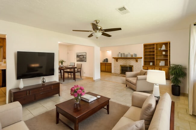 Open living room with plenty of natural light - 1909 Othello Ct NE