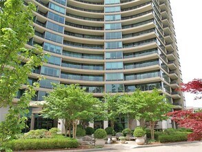 Building Photo - 700 Park Regency Pl NE