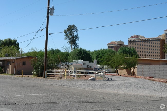 Building Photo - 315 River Glen