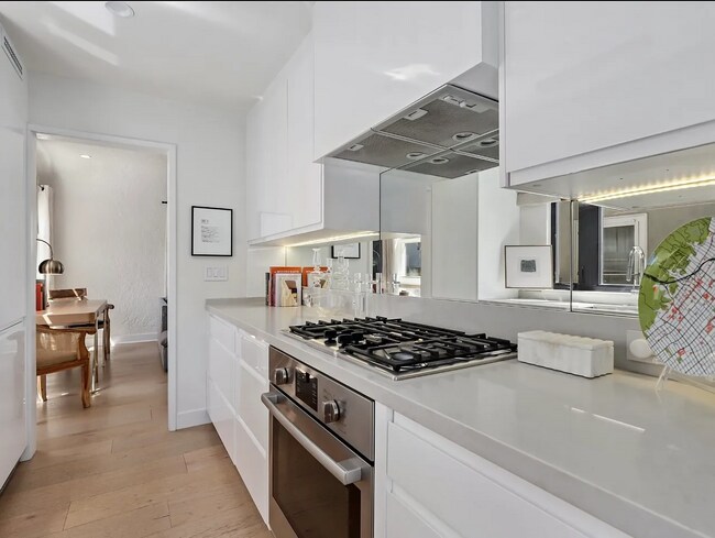 Foto del edificio - 1340 N Harvard Blvd