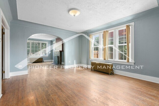 Building Photo - Upper Duplex with 2 Car Garage and Private...