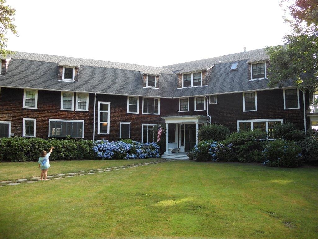 Large Rhode Island "Cottage" - 1600 Boston Neck Rd