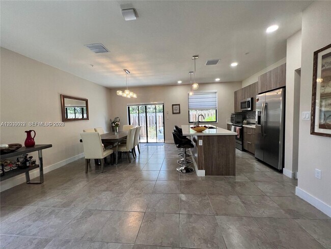 Foto del edificio - 10455 NW 82nd St