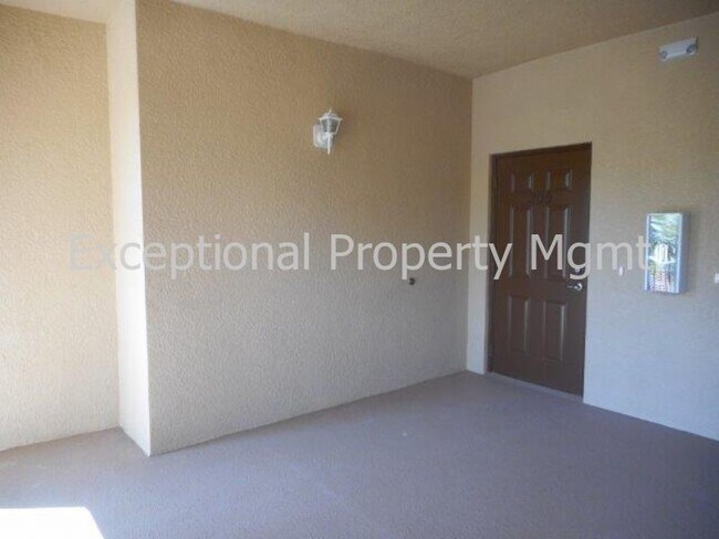 Building Photo - 2 Bedroom + DEN and GARAGE! Water Included!