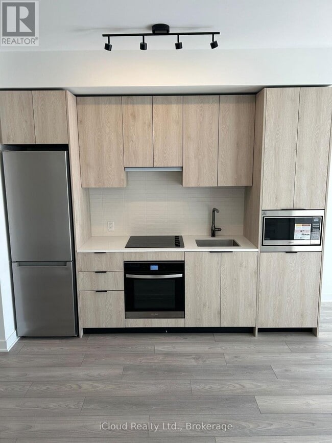 Building Photo - 1007 The Queensway