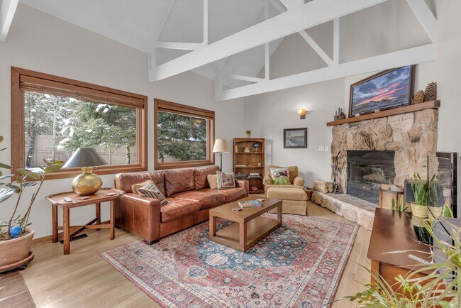 Building Photo - Summit Park Mountain Charm - 6 month lease available, fully furnished!