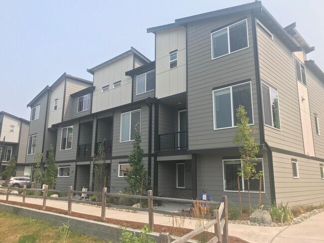 Modern Townhome for Rent – Convenient Edmo... - Modern Townhome for Rent – Convenient Edmo...